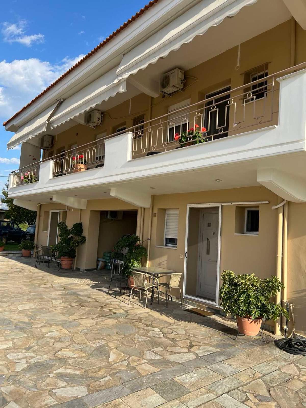 Flo'S Apartments Mesolóngion 外观 照片